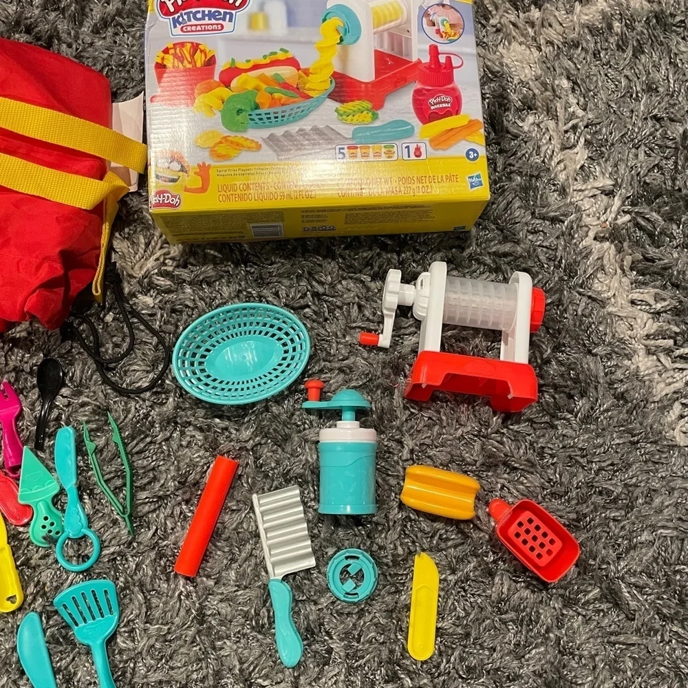 Hasbro PlayDoh Kitchen Creations Burger Fries Messy Mat ABC Arts & Crafts Bundle